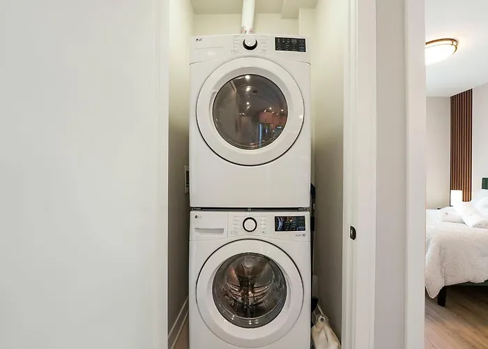 Apartment Modern 2br2ba Free Parking And Balcony *