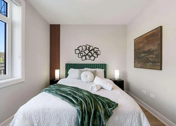 Modern 2br2ba Free Parking And Balcony Chicago
