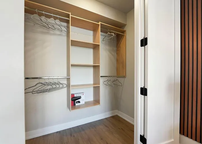 Modern 2br2ba Free Parking And Balcony Chicago
