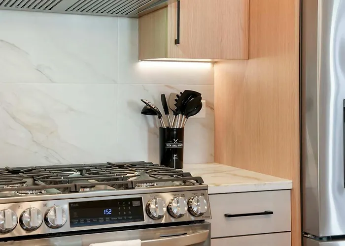 Modern 2br2ba Free Parking And Balcony Chicago