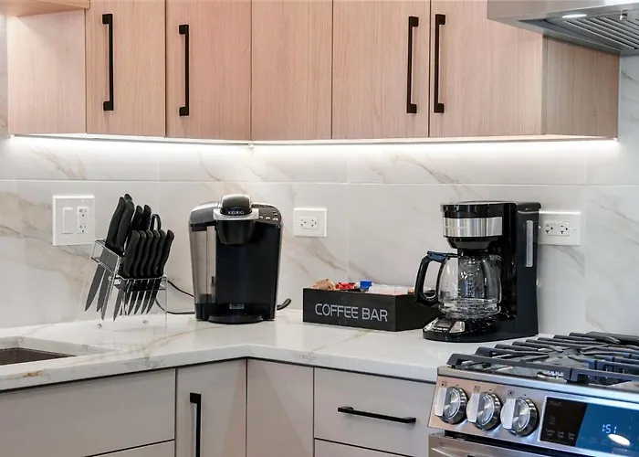 Modern 2br2ba Free Parking And Balcony Apartment *