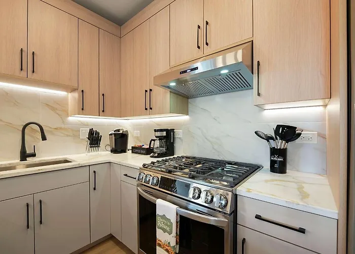 Apartment Modern 2br2ba Free Parking And Balcony *