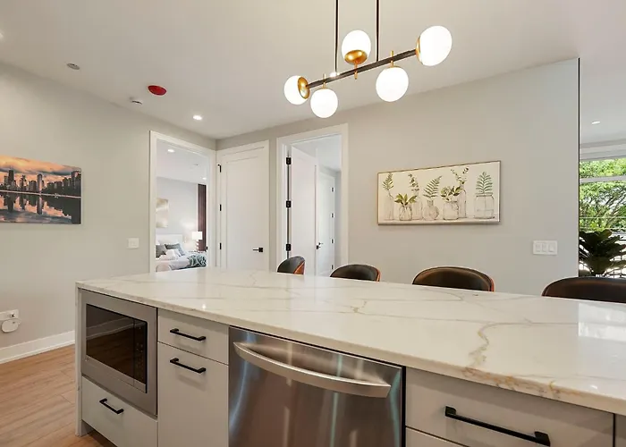 Modern 2br2ba Free Parking And Balcony