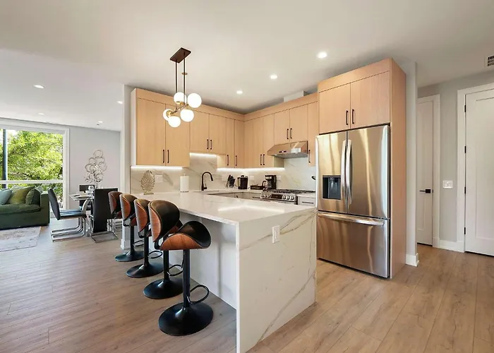 Modern 2br2ba Free Parking And Balcony Apartment *